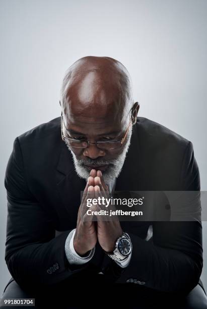 grote beslissingen zijn nooit makkelijk te maken - big beard stockfoto's en -beelden