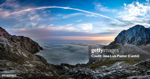 mar de nubes - cielo nubes foto e immagini stock