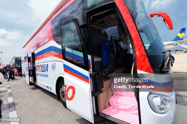 97Th Tour Of Italy 2014, Restday 1 Team Katusha / Illustration Illustratie, Autobus Bus Pink Stairs, Flight Transfert From Dublin Towards Bari /...
