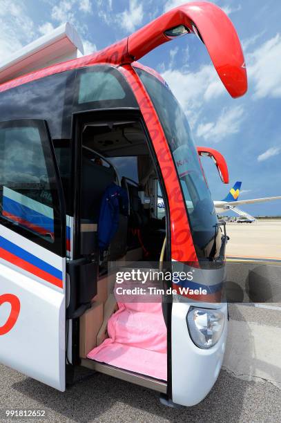 97Th Tour Of Italy 2014, Restday 1 Team Katusha / Illustration Illustratie, Autobus Bus Pink Stairs, Flight Transfert From Dublin Towards Bari /...