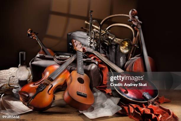 still life with musical instruments - instrumento baixo imagens e fotografias de stock