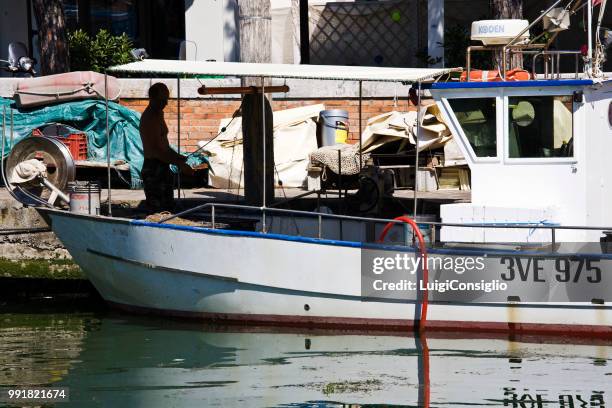 hafen von caorle, veneto, italien - caorle stock-fotos und bilder