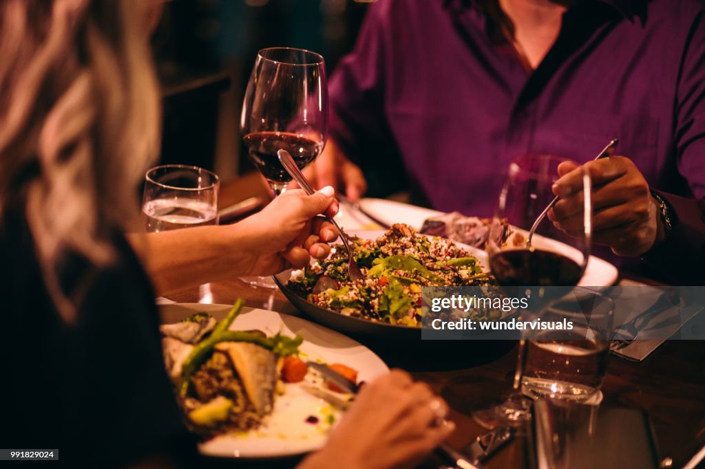 Coppia che mangia insalata di quinoa e cena sana al ristorante