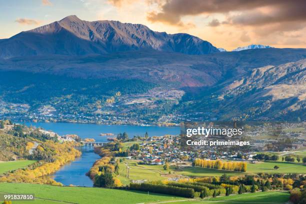 panoramablick-natur-landschaft in der königin-stadt bemerkenswert und arrowtown südinsel neuseeland - arrowtown stock-fotos und bilder