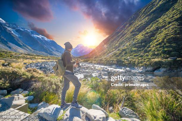 jovem viajante tirando foto para o mt cook famaus destino na nova zelândia - serra cook - fotografias e filmes do acervo