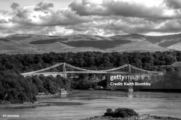 menai bridge - menai hängebrücke stock-fotos und bilder