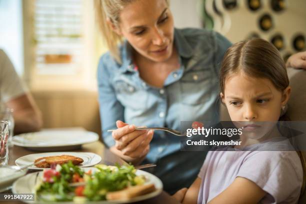 ik wil niet eten van cherry tomaat! - weigeren stockfoto's en -beelden