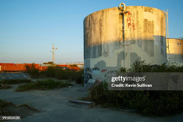 water tanks behind building 455 - grinder sandwich fotografías e imágenes de stock