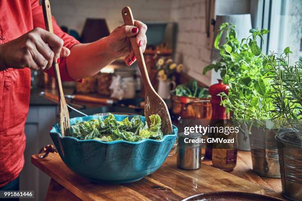 förbereda cesar sallad med kyckling, sallad och parmesan - cesar salad bildbanksfoton och bilder