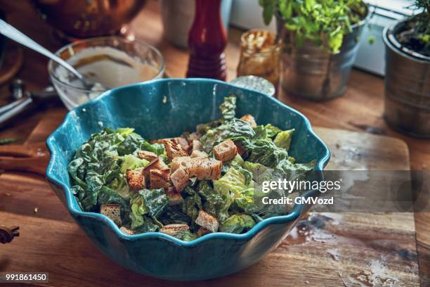 förbereda cesar sallad med kyckling, sallad och parmesan - cesar salad bildbanksfoton och bilder
