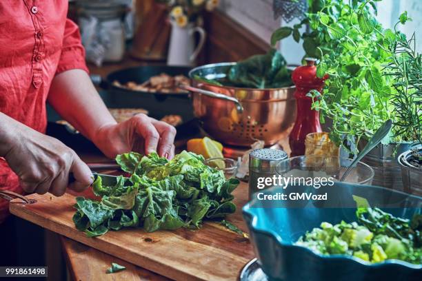 förbereda cesar sallad med kyckling, sallad och parmesan - cesar salad bildbanksfoton och bilder