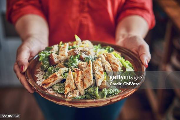 hemmagjord cesar sallad med kyckling, sallad och parmesan - cesar salad bildbanksfoton och bilder