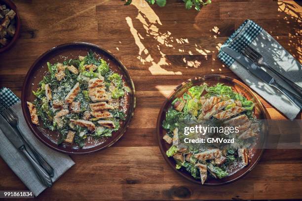 hemmagjord cesar sallad med kyckling, sallad och parmesan - cesar salad bildbanksfoton och bilder