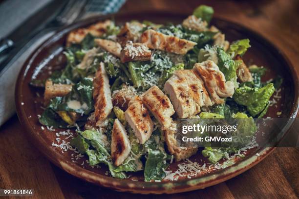 hausgemachte cesar salat mit hähnchen, salat und parmesan - caesar salad stock-fotos und bilder