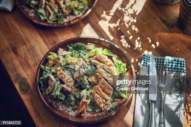 hemmagjord cesar sallad med kyckling, sallad och parmesan - cesar salad bildbanksfoton och bilder