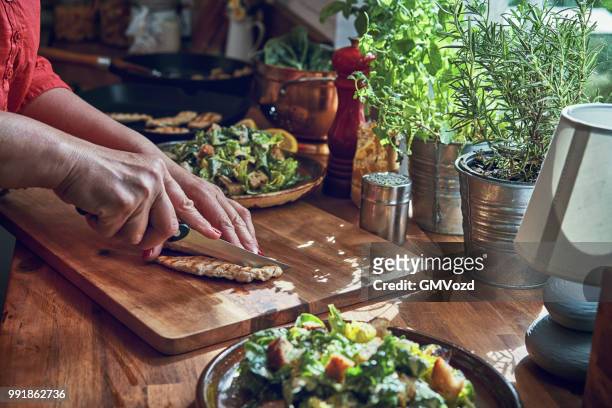 förbereda cesar sallad med kyckling, sallad och parmesan - cesar salad bildbanksfoton och bilder