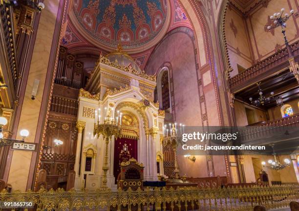 interieur van de grote synagoge in boedapest, hongarije - grote-synagoge-boedapest stockfoto's en -beelden