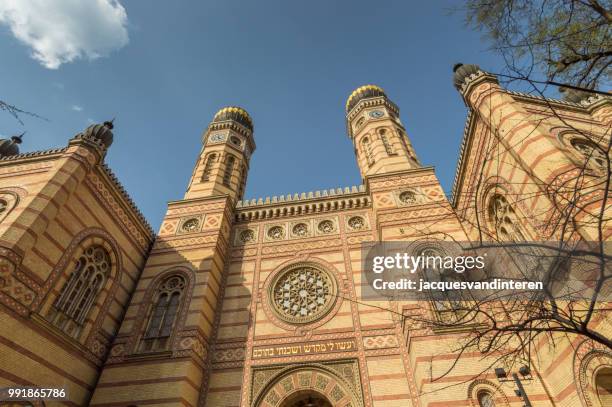 gevel van de grote synagoge in boedapest, hongarije - grote-synagoge-boedapest stockfoto's en -beelden