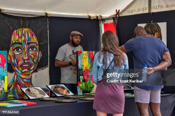 selling art at rembrandtsplein, amsterdam - praça rembrandtsplein imagens e fotografias de stock