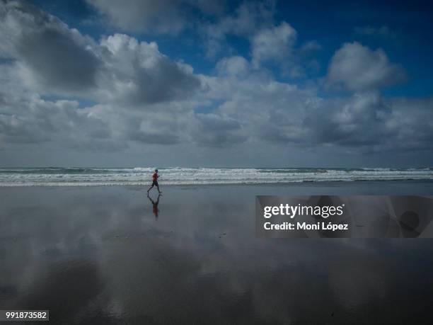 correr...correr... - correr stockfoto's en -beelden