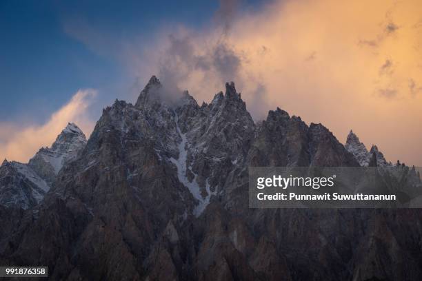 passu cathedral mountain peak at sunset, gilgit baltistan, pakistan - gilgit stock-fotos und bilder
