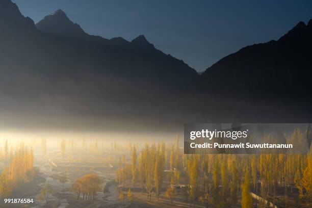 autumn in skardu village in a morning sunrise, gilgit baltistan, pakistan - skardu fotografías e imágenes de stock