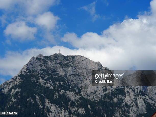 cross up tp the mountain - tp stock pictures, royalty-free photos & images