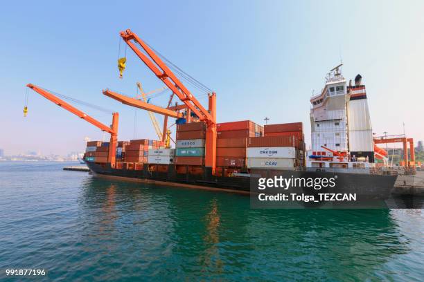 gran barco de contenedores en un muelle en el puerto de haydarpasa - haydarpasa fotografías e imágenes de stock