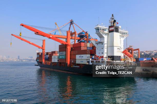 gran barco de contenedores en un muelle en el puerto de haydarpasa - haydarpasa fotografías e imágenes de stock