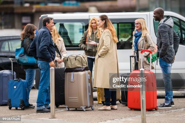 gens d'affaires avec des bagages - borne tactile photos et images de collection