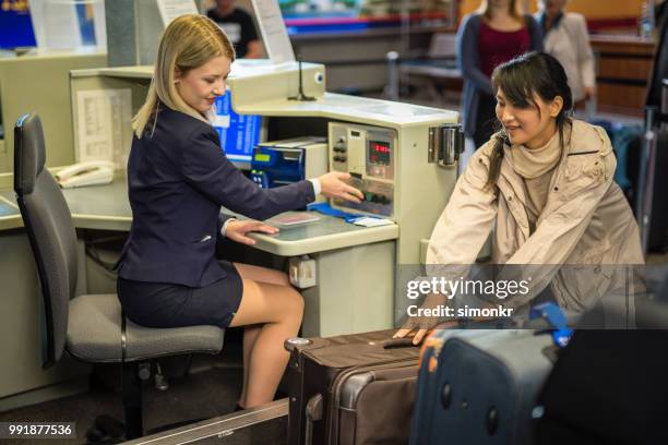 zakenvrouw putting tas op de bagage claim - blue skirt stockfoto's en -beelden