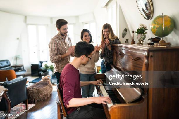 amis, jouer du piano tous ensemble