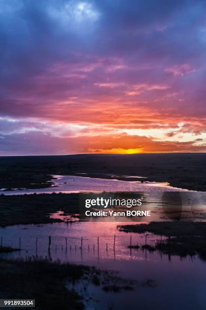 coucher de soleil equatorien - coucher soleil stock pictures, royalty-free photos & images