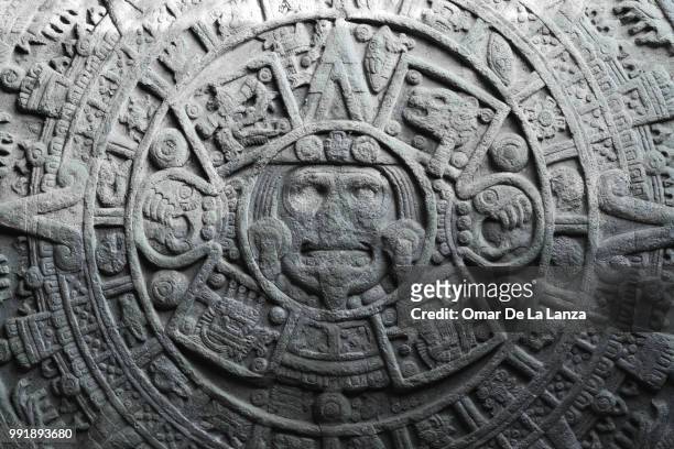 aztec calendar - calendario azteca fotografías e imágenes de stock