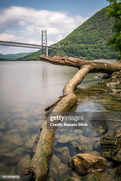 bear mountain bridge - bear mountain bridge fotografías e imágenes de stock