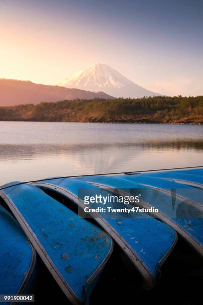 beautiful view of lake saiko in japan with the rowboat parked on the waterfront - fujikawaguchiko stock-fotos und bilder