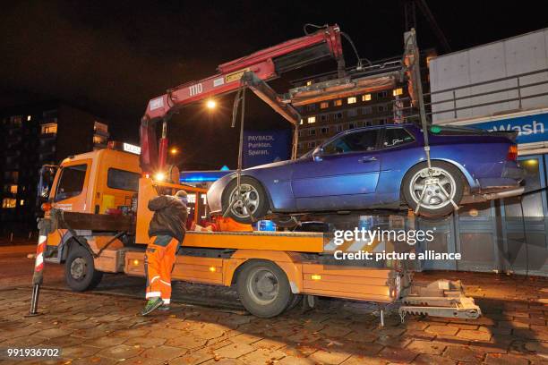 Porsche, which is pulled out of traffic, is loaded onto a breakdown truck in Hamburg, Germany, 19 November 2017. Photo: Georg Wendt/dpa