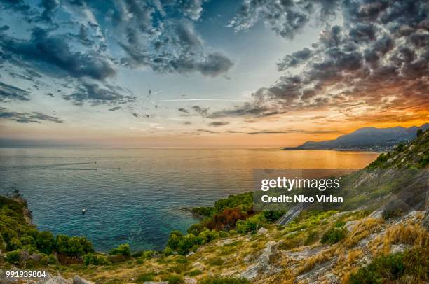 la sottile linea tra cielo e mare. - cielo stock pictures, royalty-free photos & images