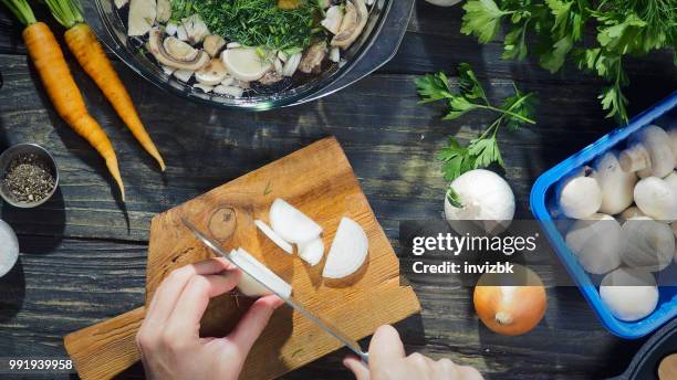 cottura zuppa di funghi - onion foto e immagini stock