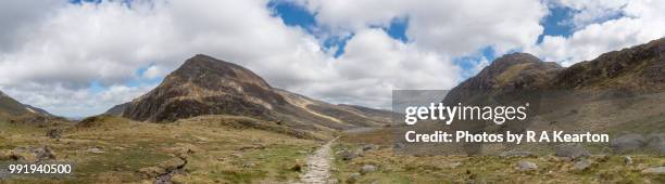 mountain scenery at cwm idwal, snowdonia national park, wales - capel curig stock pictures, royalty-free photos & images