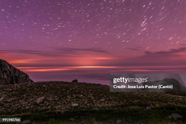 nubes y estrellas - estrellas stock pictures, royalty-free photos & images