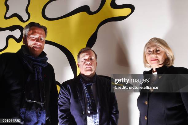 The restaurators Michael Schubert and Thomas Brüning stand with Prof. Dr. Hannelore Riesner, head of the centre for university funding at the...