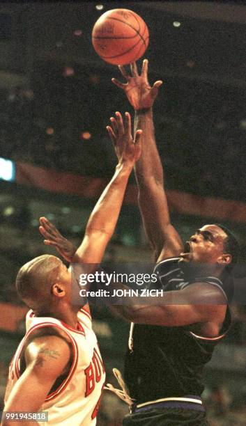 Sacramento Kings forward Chris Webber shoots over Chicago Bulls forward Dickie Simpkins in the first half 28 January 2000, at the United Center in...