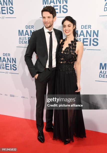 Die Schauspieler Sabin Tambrea und Violetta Schurawlow kommen am in München zur Premiere des Kinofilms "Der Mann aus dem Eis". Der Film kommt am 30....