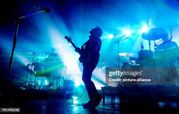 Clemens Rehbein from Indie band Milky Chance plays onstage in "Große Freiheit 36" in Hamburg, Germany, 20 November 2017. Photo: Daniel Reinhardt/dpa