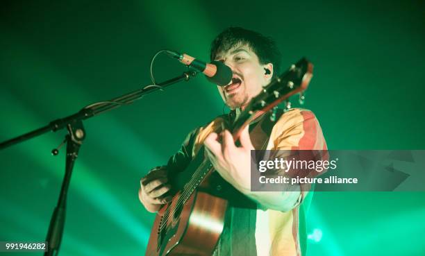 Clemens Rehbein from Indie band Milky Chance plays onstage in "Große Freiheit 36" in Hamburg, Germany, 20 November 2017. Photo: Daniel Reinhardt/dpa