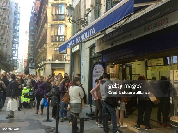 Already one month prior to the Spanish Christmas Lottery 'El Gordo' on 22 December people wait in line in front of the lottery shop Dona Manolita in...