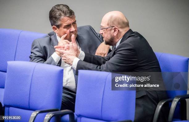 Social democratic party leader Martin Schulz talks to German Foreign Minister Sigmar Gabriel in the Bundestag in Berlin, Germany, 21 November 2017....