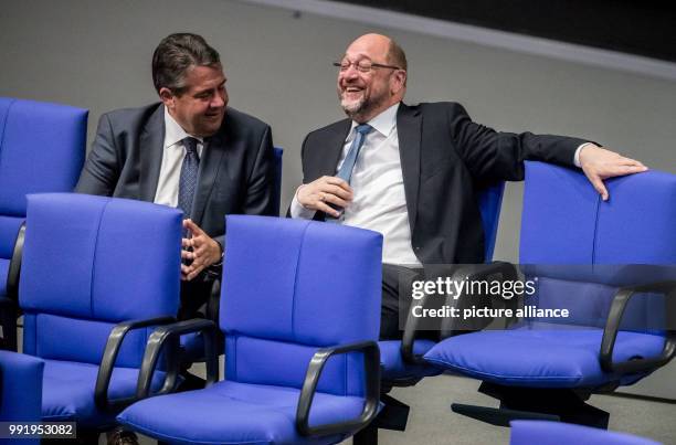 Social democratic party leader Martin Schulz talks to German Foreign Minister Sigmar Gabriel in the Bundestag in Berlin, Germany, 21 November 2017....