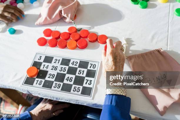 vogelperspektive ansicht zahlen karte senior dame bereit zum bingo spielen hautnah - bingo card stock-fotos und bilder